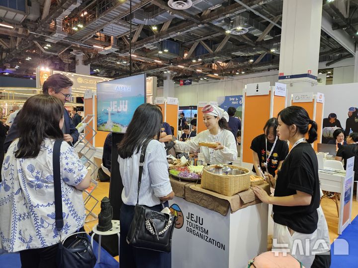 [제주=뉴시스] 제주도와 제주관광공사(사장 고승철)는 지난 13일부터 16일까지 싱가포르 마리나베이샌즈에서 개최된 더 미팅쇼 아시아 태평양(The Meetings Show APAC) 2026’에 참가해 글로벌 마이스(MICE, 기업 회의·포상관광·컨벤션·전시) 수요 유치를 위한 홍보활동을 펼쳤다. 사진은 현장 홍보관 '해녀의 부엌' 부스 모습. (사진=제주관광공사 제공) 2026.04.16. photo@newsis.com *재판매 및 DB 금지