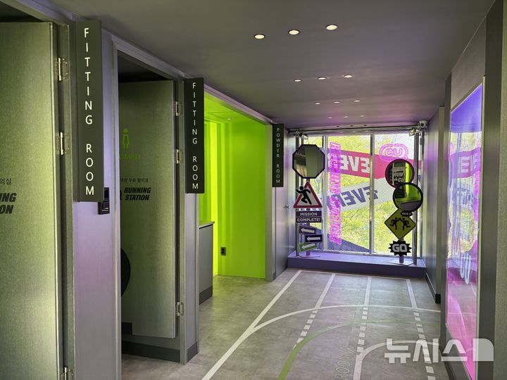 [서울=뉴시스] 유하영, 이지은 인턴기자=여의도 한강공원 러닝 스테이션 편의점 2층에 무료 탈의실과 파우더 룸이 마련돼있다.2026.04.15.