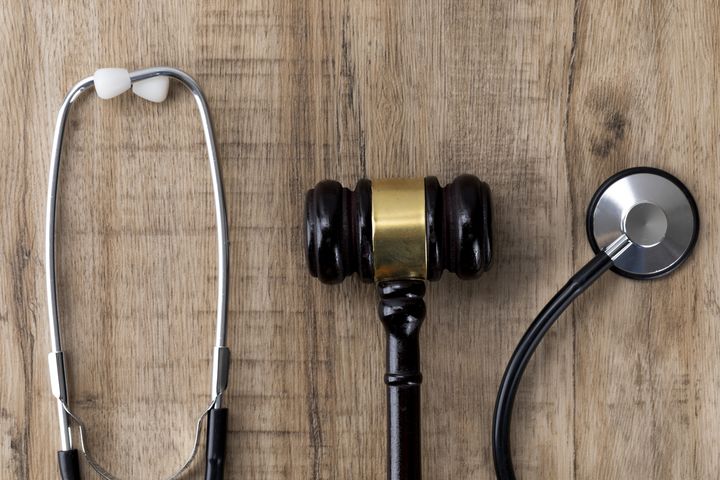 [서울=뉴시스] 튀르키예에서 지방흡입 등 수술을 받은 뒤 사망한 영국의 한 변호사가 생전 "법조계에서 날씬해야 한다는 압박을 느꼈다"고 말한 사실이 드러났다. (사진=유토이미지) *재판매 및 DB 금지