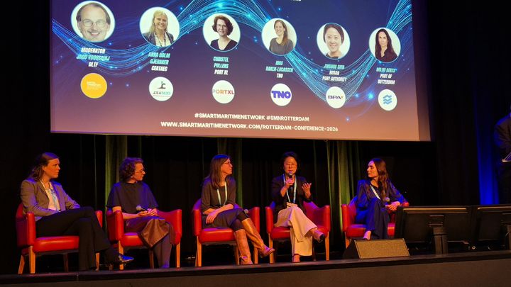 [부산=뉴시스] 15일 네덜란드 로테르담에서 열린 ' '스마트 해사 네트워크 로테르담' 행사에서 신진선 BPA 유럽대표부장이 'Smart Maritime Network' 패널 토론에 참석해 이야기를 나누고 있다. (사진=부산항만공사 제공) 2026.04.16. photo@newsis.com *재판매 및 DB 금지