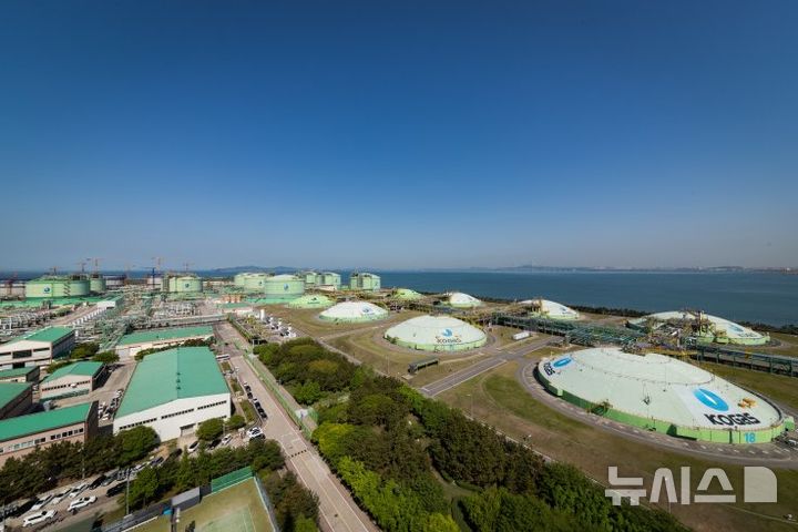 [세종=뉴시스]한국가스공사 인천생산기지 전경(사진=가스공사 제공)