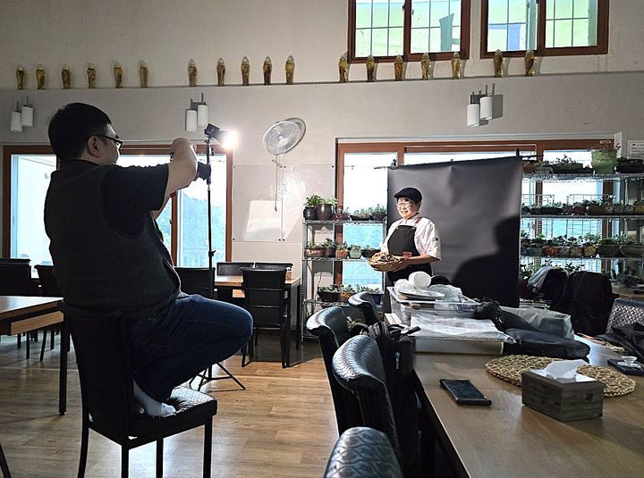 [평창=뉴시스] 외식업주의 경영 안정과 경쟁력 강화를 위한 식품 위생업소 맞춤형 컨설팅 모습. (사진=평창군 제공) 2026.04.16. photo@newsis.com *재판매 및 DB 금지