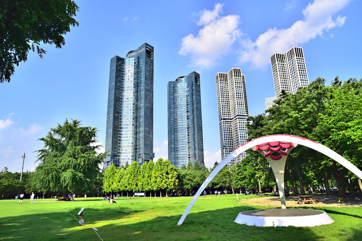 [서울=뉴시스] 지난 15일 홍콩 사우스차이나모닝포스트(SCMP)는 최근 중국에서 부유한 사람처럼 보이는 소셜미디어(SNS) 프로필을 만들어주는 온라인 사업이 등장했다고 보도했다. (사진=유토이미지)