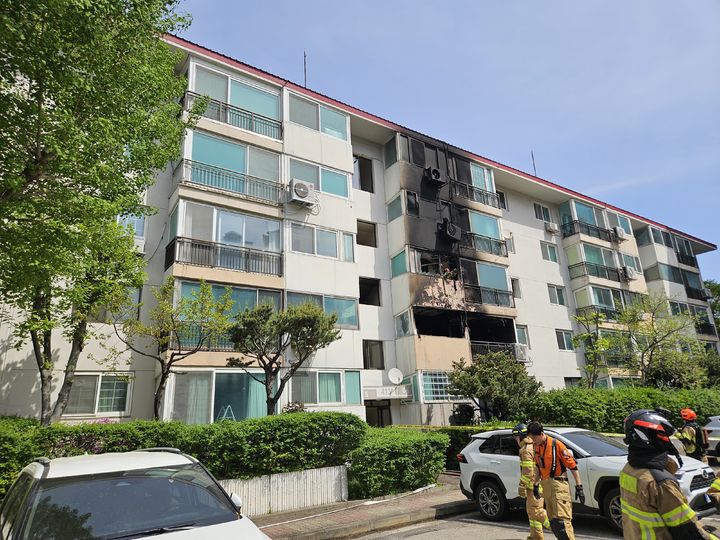 [서울=뉴시스] 이태성 기자 = 16일 오전 서울 양천구 목동의 한 아파트가 화재로 검게 그을려 있다. 2026.04.16. victory@newsis.com *재판매 및 DB 금지