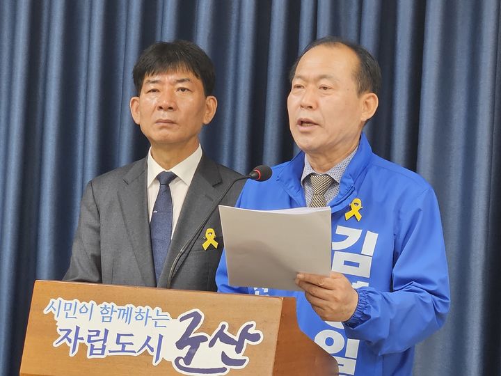 [군산=뉴시스]16일 김영일 민주당 군산시장 예비후보가 기자회견을 열고 나종대 전 예비후보와의 연대를 공식화하고 있다. k9900@newsis.com *재판매 및 DB 금지