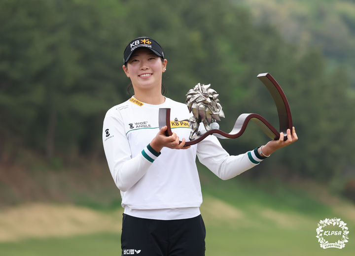[서울=뉴시스] 한국여자프로골프(KLPGA) 투어 넥센·세인트나인 마스터즈 2025 챔피언 방신실. (사진=KLPGA 제공)