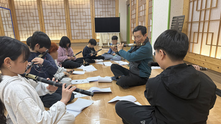 [서산=뉴시스] 서산문화복지센터가 지난 10일 청소년수련관에서 고향사랑기금을 활용해 청소년 퓨전 국악팀 '힙(Hip)한 소리단' 교육을 지원하고 있다. (사진=서산시 제공) 2026.04.16. photo@newsis.com *재판매 및 DB 금지