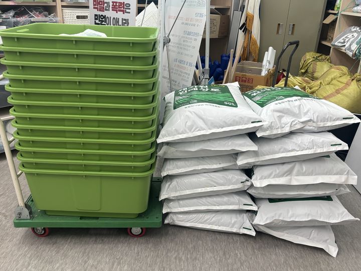 [울산=뉴시스] 울산시 남구가 주민들이 공동주택 베란다 등 자투리 공간을 활용해 도심 속에서 손쉽게 농업을 체험하고 건강한 먹거리를 재배할 수 있도록 '텃밭상자(사진) 보급사업'을 본격 추진한다. (사진=울산 남구 제공) photo@newsis.com *재판매 및 DB 금지