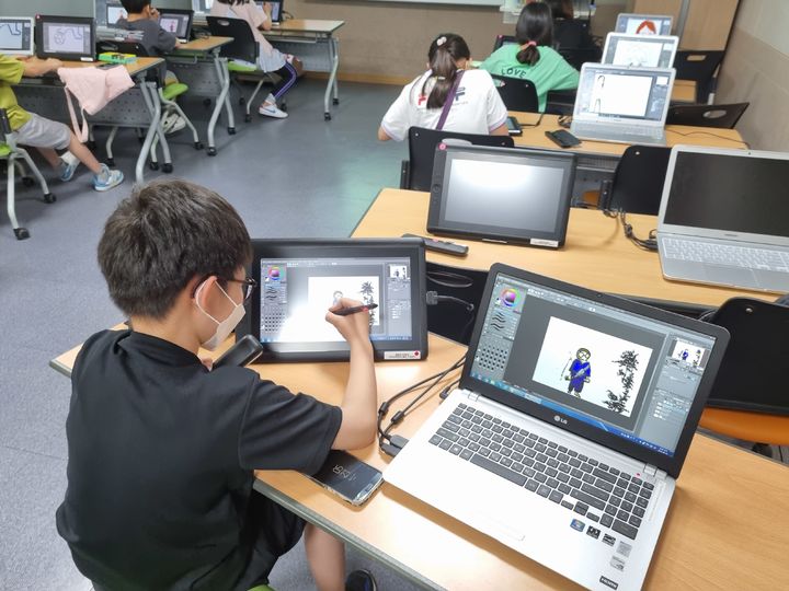 [대구=뉴시스] 대구 대현도서관 웹툰 창작 프로그램 운영 모습. (사진=행복북구문화재단 제공) 2026.04.16. photo@newsis.com *재판매 및 DB 금지