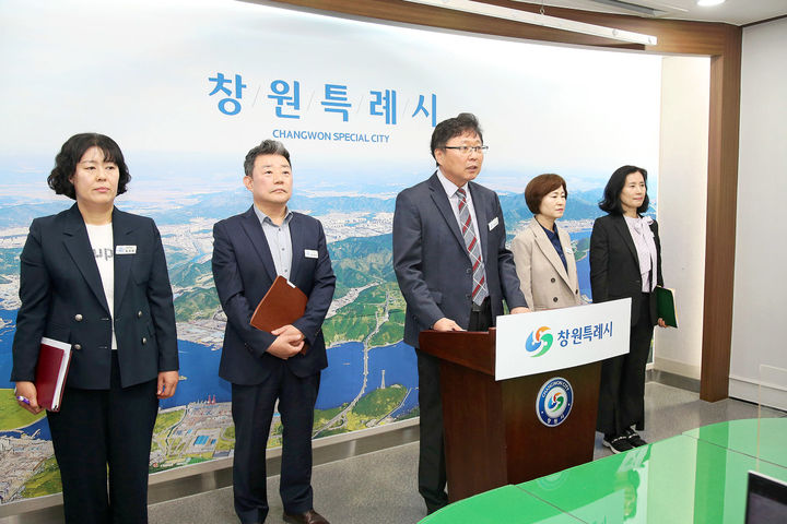 [창원=뉴시스] 강경국 기자 = 정순길 경남 창원시 자치행정국장이 16일 시청 프레스센터에서 '시민 누리센터' 평생학습관 개관 준비와 관련해 브리핑을 하고 있다. (사진=창원시청 제공). 2026.04.16. photo@newsis.com *재판매 및 DB 금지