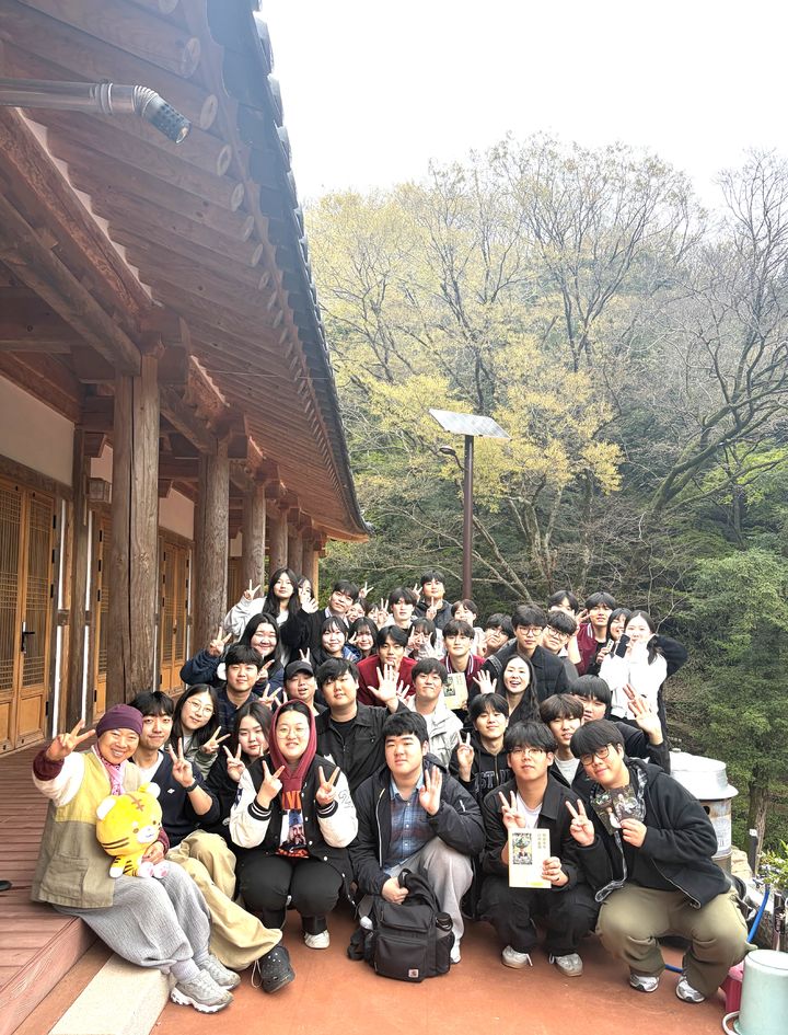 [대전=뉴시스] 배재대 외식조리학과 학생들과 백양사 천진암 정관스님 기념촬영. (사진=배재대 제공) 2026.04.16. photo@newsis.com *재판매 및 DB 금지