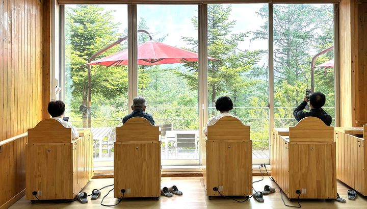 [횡성=뉴시스] 장기요양 종사자들이 심신 회복과 직무 스트레스 완화를 위한 산림치유 캠프에 참여하는 모습. (사진=횡성군 제공) 2026.04.16. photo@newsis.com *재판매 및 DB 금지