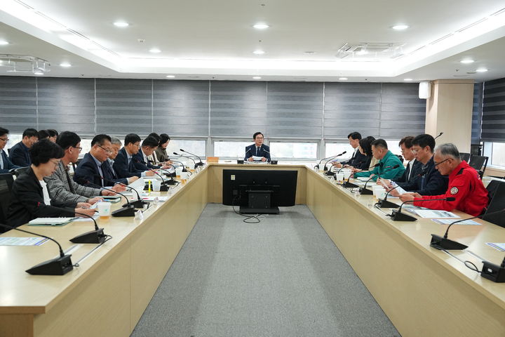 [천안=뉴시스] 김석필 충남 천안시장 권한대행이 16일 간부회의를 통해 27일부터 신청을 받는 고유가 피해지원금의 신속한 집행을 주문했다. (사진=천안시 제공) 2026.04.16 photo@newsis.com *재판매 및 DB 금지