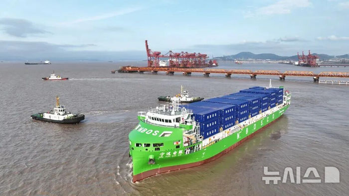 [베이징=뉴시스] 중국 첫 1만t급 순수 전기 스마트 컨테이너선인 '닝위안뎬쿤'호가 저장성 닝보·저우산항에서 자싱 자푸항 지역으로 출항하면서 공식적인 상업 운항을 시작했다고 중국 관영 글로벌타임스가 보도했다.(사진=중국 바이두 갈무리) *DB 및 재판매 금지 photo@newsis.com