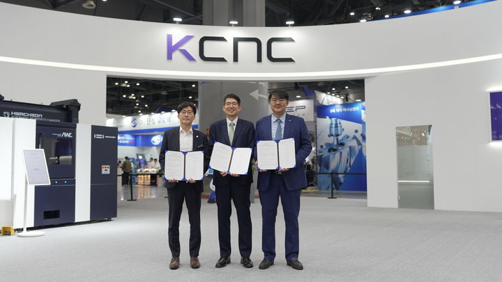 주재진 위아공작기계 대표, 김형주 KCNC 대표, 권오혁 스맥 대표. (사진=스맥) *재판매 및 DB 금지
