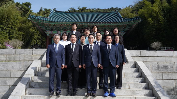 [아산=뉴시스] 더불어민주당 박수현 충남도지사 후보가 16일 아산지역 출마자들과 함께 현충사를 찾았다. (사진=박수현 후보 캠프 제공) 2026.04.16. photo@newsis.com *재판매 및 DB 금지