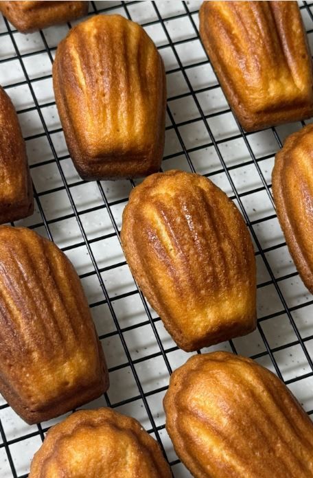 [서울=뉴시스] 버터떡이 홈베이킹족 사이에서 가성비 디저트로 주목받고 있다. (사진='yon_yonee' 인스타그램 계정 캡처)