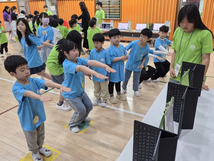 [서울=뉴시스]4월 과학의 달을 맞아 서울 '인공지능(AI) 중점학교'인 성자초등학교가 16일 체험행사를 개최했다. (사진 = 성자초) photo@newsis.com&nbsp; *재판매 및 DB 금지