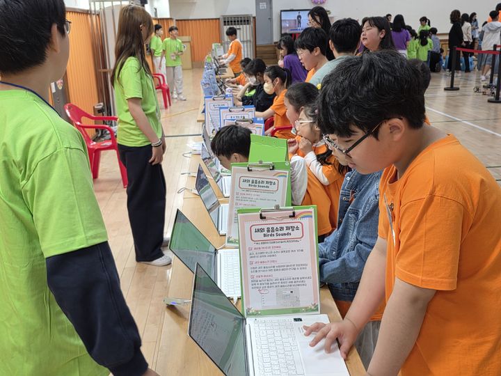 [서울=뉴시스]4월 과학의 달을 맞아 서울 '인공지능(AI) 중점학교'인 성자초등학교가 16일 체험행사를 개최했다. (사진 = 성자초) photo@newsis.com&nbsp; *재판매 및 DB 금지