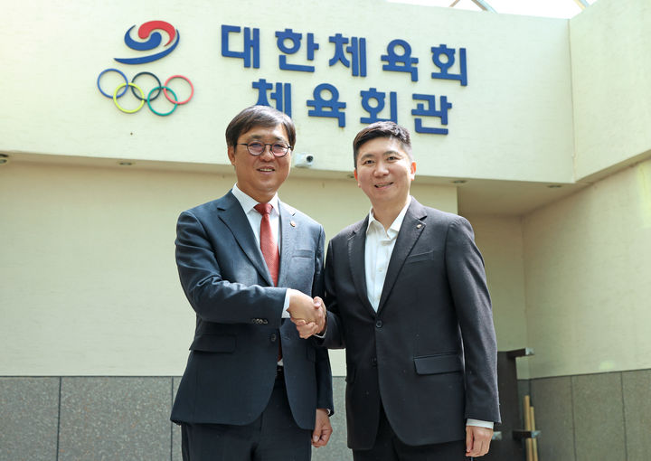 [서울=뉴시스] 최휘영 문화체육관광부 장관(왼쪽)과 유승민 대한체육회장. (사진=문체부 제공) 2026.04.16. *재판매 및 DB 금지