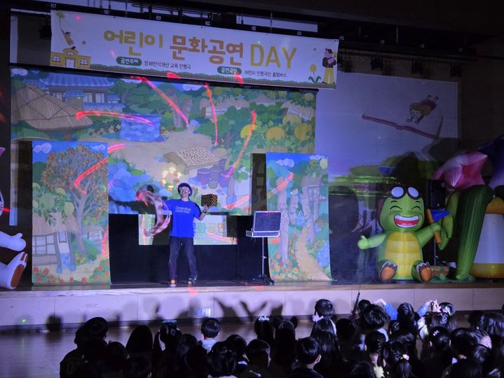 [용인=뉴시스] 인형극을 보고있는 샘말초 학생들. (사진=용인교육지원청 제공) 2026.04.16. photo@newsis.com *재판매 및 DB 금지