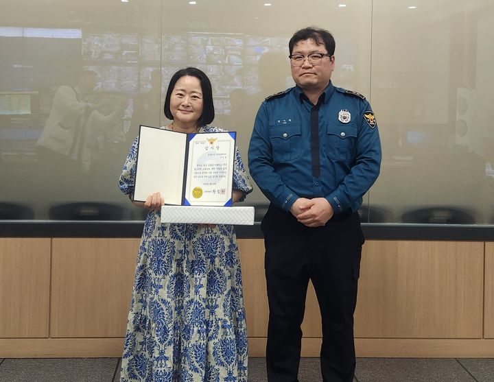 [울산=뉴시스] 울산 동구 CCTV 관제센터 이미경 요원이 경찰로부터 감사장을 수여받은 뒤 기념촬영을 하고 있다. (사진=동구 제공). 2026.04.16. photo@newsis.com *재판매 및 DB 금지