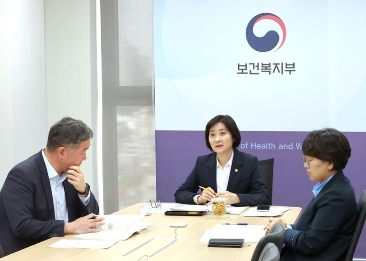 [세종=뉴시스]이스란 보건복지부 제1차관이 16일 오전 10시 중동전쟁 장기화로 인한 고유가·고물가 상황에서 민생 안정을 위해 마련된 추경예산의 집행 점검을 위한 '보건복지 중앙-지방 협력회의'를 개최했다. (사진=보건복지부 제공) 2026.04.16. photo@newsis.com *재판매 및 DB 금지