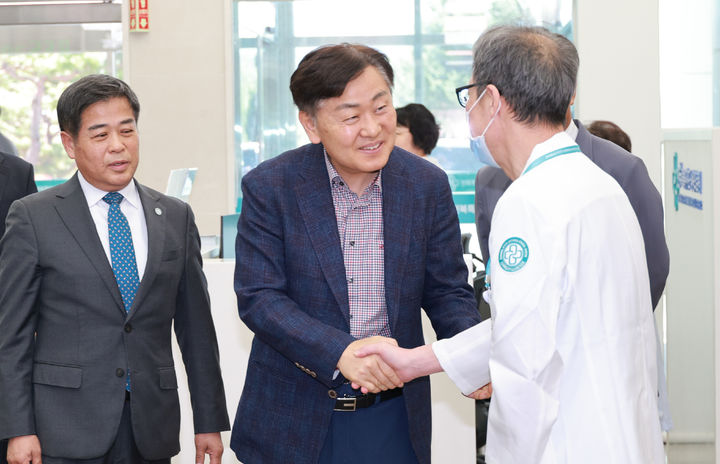 김관영 전북특별자치도지사는 16일 남원의료원·공공산후조리원 '다온'·국립의학전문대학원 예정 부지·전북대학교 남원 글로컬캠퍼스 등을 방문해 전북 동남권의 공공의료 강화와 교육 거점 조성 현황을 점검했다. *재판매 및 DB 금지