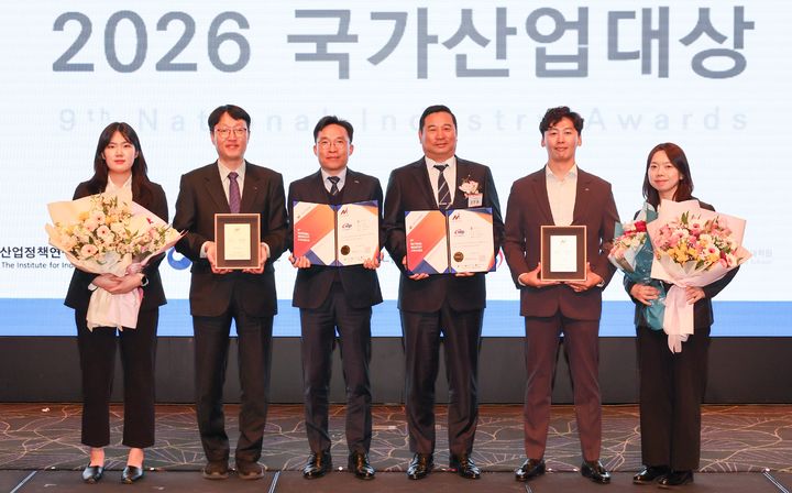 [세종=뉴시스] 한국서부발전은 16일 서울 서초 엘타워에서 열린 ‘2026 국가산업대상 시상식’에서 제조품질, 환경경영 부문 대상을 받았다. 사진은 조한권 서부발전 발전처장(오른쪽 세 번째) 등 참석자들이 기념촬영하는 모습. (사진=서부발전 제공) 2026.04.16. photo@newsis.com *재판매 및 DB 금지