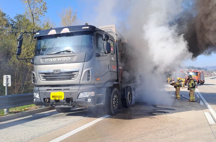 [남원=뉴시스] 16일 오전 7시43분께 전북 남원시를 지나는 광주대구고속도로를 달리던 트럭에서 불이 나 소방대원들이 화재를 진압하고 있다. (사진=전북도소방본부 제공) 2026.04.16. photo@newsis.com *재판매 및 DB 금지