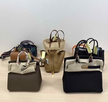 [서울=뉴시스] 검찰이 해외 불법 도박사이트 운영 범행에 대한 추징금 39억8000만원을 미납한 이를 수색해 1억원 상당의 가방 등을 압류했다. (사진=서울중앙지검 제공). 2026.04.16. photo@newsis.com *재판매 및 DB 금지