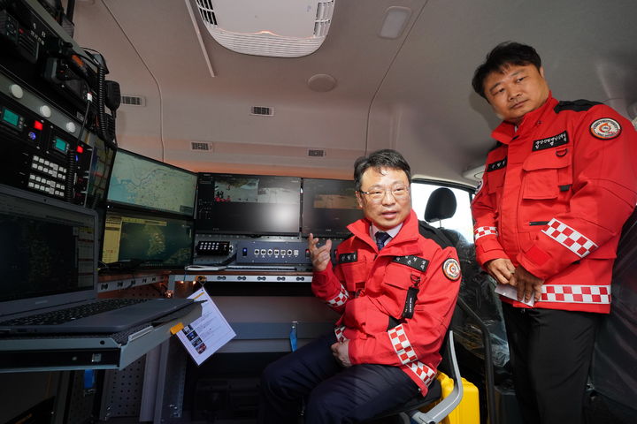 [대전=뉴시스] 박은식 산림청장(왼쪽 첫째)이 16일 유·무선 통신시스템 탑재 고성능 통신지휘차량 성능을 점검하고 있다.(사진=산림청 제공) *재판매 및 DB 금지