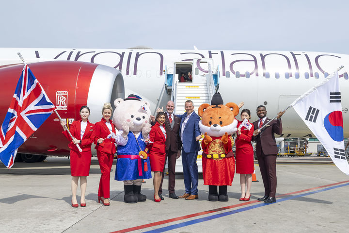 코닐 코스터 버진애틀랜틱 최고경영자(오른쪽에서 네 번째)는 인천국제공항공사 및 한국관광공사 관계자들과 함께 주기장에서 도착한 VS208편을 맞이하며 취항 환영 행사를 가졌다. (사진=버진애틀랜틱) *재판매 및 DB 금지