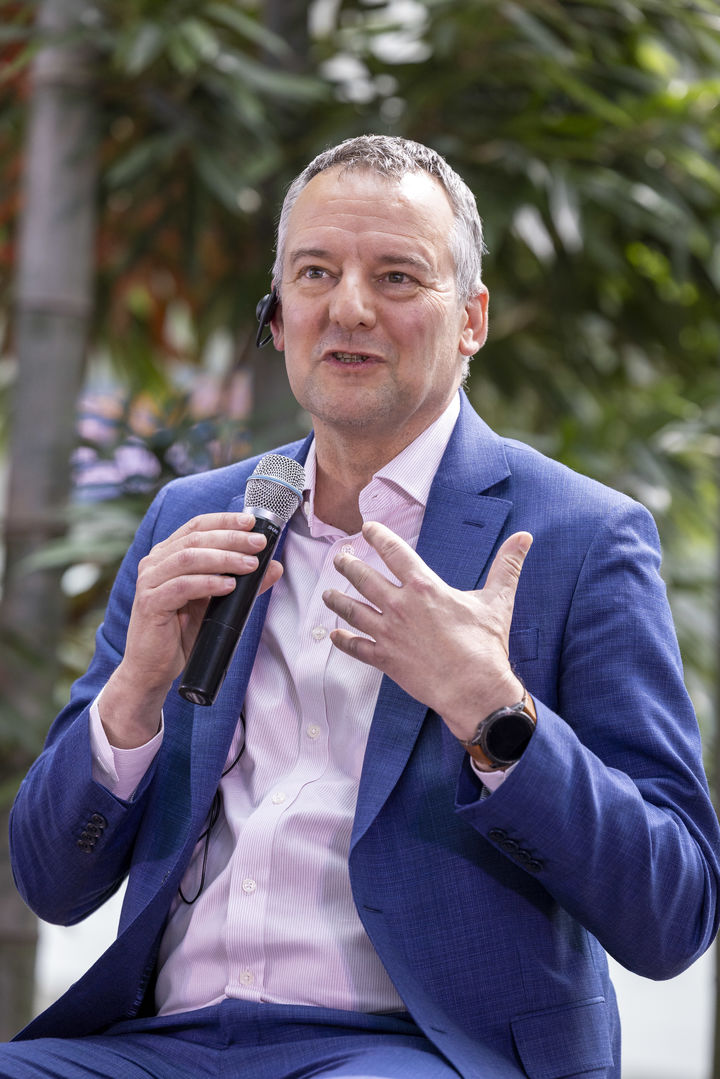 발표 중인 코닐 코스터 버진애틀랜틱 최고경영자. (사진=버진애틀랜틱) *재판매 및 DB 금지