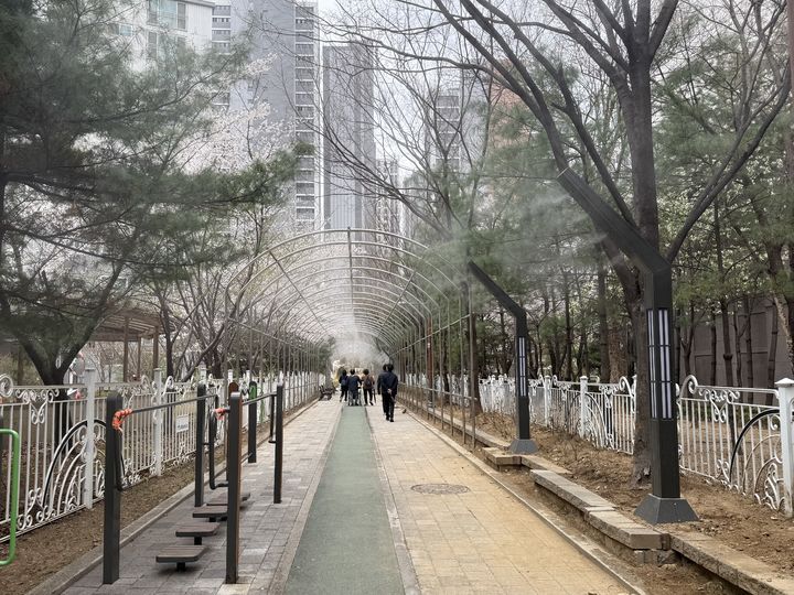 인천 동구 송림동 궁현어린이공원 사잇길 쉼터에 설치된 쿨링포그. (사진=동구 제공) 2026.04.16. photo@newsis.com *재판매 및 DB 금지