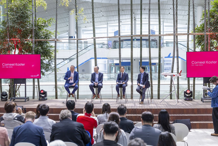 14일 인천국제공항 제2여객터미널에서 진행한 버진애틀랜틱 인천-런던 노선 취항 기념행사. 버진애틀랜틱 코닐 코스터 최고경영자(CEO)와 데이브 기어 최고운영책임자(COO), 김범호 인천국제공항공사 사장직무대행, 양경수 한국관광공사 국제관관본부장(왼쪽부터). (사진=버진애틀랜틱) *재판매 및 DB 금지