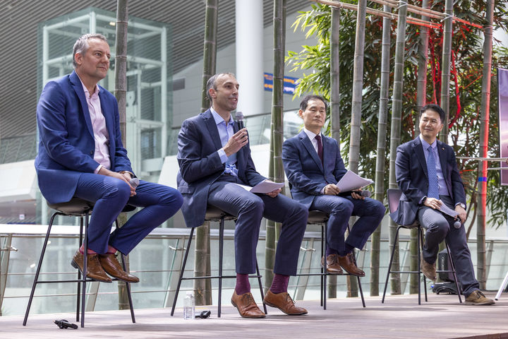 발표 중인 데이브 기어 버진애틀랜틱 최고운영책임자(왼쪽에서 두 번째). (사진=버진애틀랜틱) *재판매 및 DB 금지