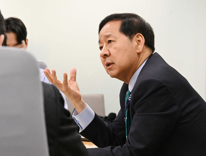 [워싱턴=뉴시스] 주요 20개국(G20) 재무장관회의 및 국제통화기금(IMF)/세계은행(WB) 춘계회의 참석차 미국 워싱턴D.C.를 방문 중인 구윤철 경제부총리 겸 재정경제부 장관이 15일(현지시간) 국제통화기금(IMF)에서 열린 동행기자간담회에서 답변하고 있다. (사진 = 재경부 제공) 2026.04.15 *재판매 및 DB 금지