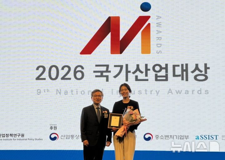 [서울=뉴시스] 한올바이오파마는 '2026년 국가산업대상'의 연구개발 부문에서 3년 연속 상을 받았다고 16일 밝혔다. 사진은 왼쪽부터 서울과학종합대학원대학교 표정호 부총장, 한올바이오파마 이연정 커뮤니케이션팀 팀장. (사진=한올바이오파마 제공) 2026.04.16. photo@newsis.com