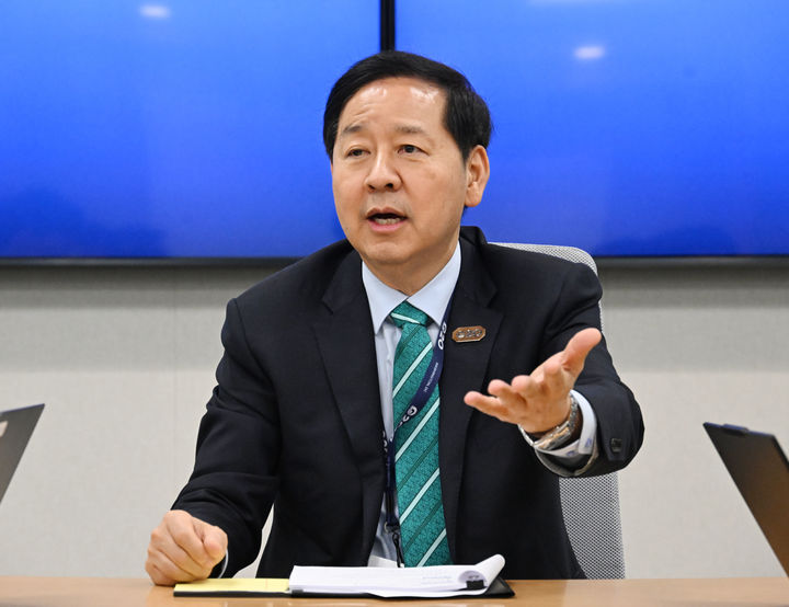 [워싱턴=뉴시스] 주요 20개국(G20) 재무장관회의 및 국제통화기금(IMF)/세계은행(WB) 춘계회의 참석차 미국 워싱턴D.C.를 방문 중인 구윤철 경제부총리 겸 재정경제부 장관이 15일(현지시간) 국제통화기금(IMF)에서 열린 동행기자간담회에서 답변하고 있다. (사진 = 재경부 제공) 2026.04.15 *재판매 및 DB 금지