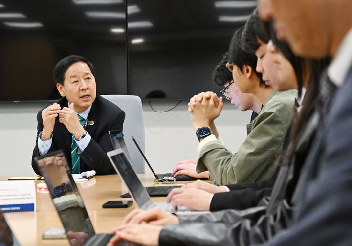 [워싱턴=뉴시스] 주요 20개국(G20) 재무장관회의 및 국제통화기금(IMF)/세계은행(WB) 춘계회의 참석차 미국 워싱턴D.C.를 방문 중인 구윤철 경제부총리 겸 재정경제부 장관이 15일(현지시간) 국제통화기금(IMF)에서 열린 동행기자간담회에서 답변하고 있다. (사진 = 재경부 제공) 2026.04.15 *재판매 및 DB 금지