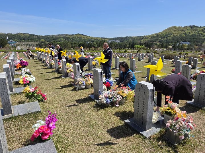 [대전=뉴시스] 16일 오전 대전 유성구 국립대전현충원에서 열린 세월호 12주기 기억식에서 참석자들이 희생자들을 추모하고 있다. 2026.04.16.photo@newsis.com *재판매 및 DB 금지