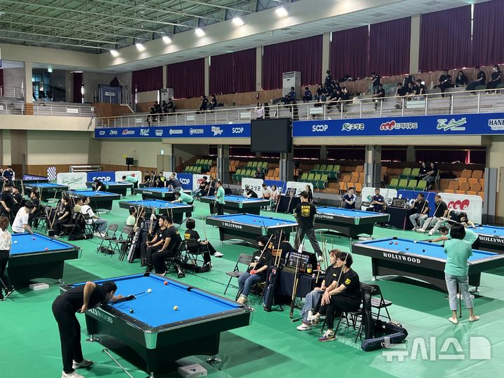 [고성(경남)=뉴시스] 신정철 기자= 경남 고성군은 오는 23일부터 26일까지 4일간 경상남도 김해시 일원에서 개최되는 ‘2026년 전국생활체육대축전’의 골프, 당구, 산악 3개 종목 경기를 고성군 내에서 비예산으로 개최한다고 16일 밝혔다.사진은 지난해 개최된 고성군수배 전국 당구대회 모습.(사진=고성군 제공).2026.04.16. *재판매 및 DB 금지