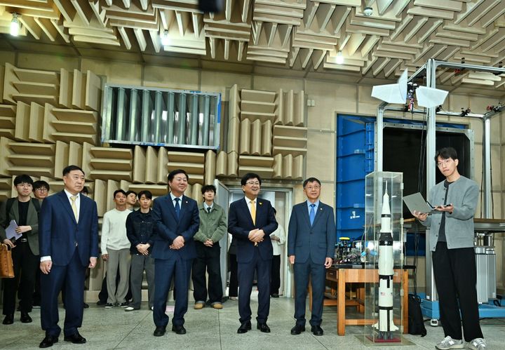 [대전=뉴시스] 충남대를 방문한 최교진(오른쪽 두번째) 교육부장관. (사진=충남대 제공) 2026.04.16. photo@newsis.com *재판매 및 DB 금지