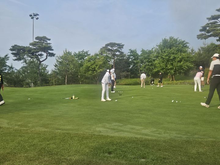 [고성(경남)=뉴시스] 신정철 기자= 경남 고성군은 오는 23일부터 26일까지 4일간 경상남도 김해시 일원에서 개최되는 ‘2026년 전국생활체육대축전’의 골프, 당구, 산악 3개 종목 경기를 고성군 내에서 비예산으로 개최한다고 16일 밝혔다.사진은 고성노벨컨트리클럽 골프 경기 모습.(사진=고성군 제공).2026.04.16. *재판매 및 DB 금지