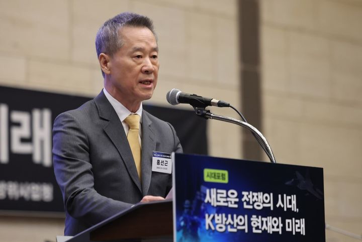 [서울=뉴시스] 홍선근 동행미디어 시대 회장이 16일 서울 중구 대한상공회의소에서 '새로운 전쟁의 시대, K방산의 현재와 미래'를 주제로 열린 '시대포럼'에서 환영사를 하고 있다. 2026.04.16. *재판매 및 DB 금지
