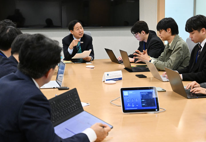 [워싱턴=뉴시스] 주요 20개국(G20) 재무장관회의 및 국제통화기금(IMF)/세계은행(WB) 춘계회의 참석차 미국 워싱턴D.C.를 방문 중인 구윤철 경제부총리 겸 재정경제부 장관이 15일(현지시간) 국제통화기금(IMF)에서 열린 동행기자간담회에서 답변하고 있다. (사진 = 재경부 제공) 2026.04.15 *재판매 및 DB 금지