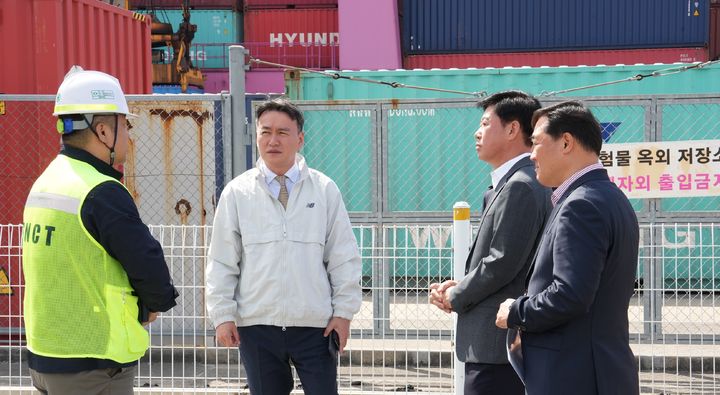 [인천=뉴시스] 16일 이종욱 관세청 차장(왼쪽서 두번째)이 인천신항 선광컨테이너 터미널을 찾아 수입물품 통관현장을 점검하고 있다.(사진=관세청 제공) *재판매 및 DB 금지