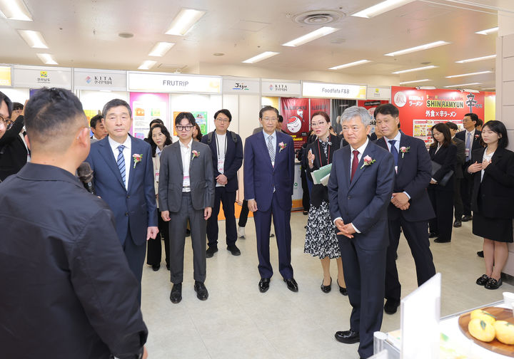 [서울=뉴시스] 한국무역협회(KITA)가 16일 일본 도쿄에서 개최한 '2026 도쿄 K-프리미엄 소비재전'에서 이인호 한국무역협회 부회장(오른쪽)을 비롯한 주요 참석자들이 전시 부스를 둘러보고 있다. (사진=한국무역협회 제공) 2026.04.16 photo@newsis.com *재판매 및 DB 금지