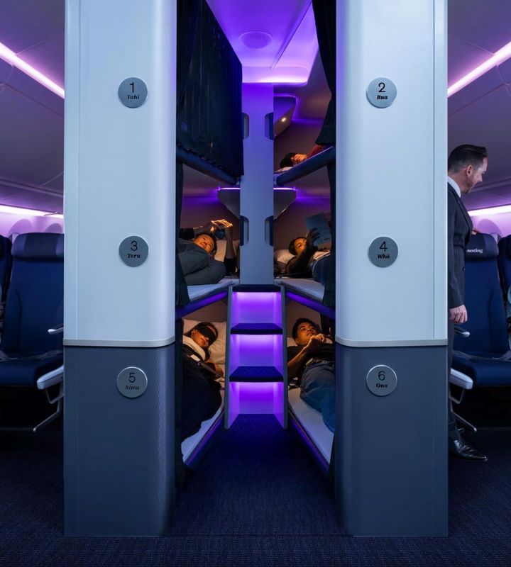 [서울=뉴시스] 지난 15일(현지시각) 영국 가디언은 뉴질랜드 항공사 '에어뉴질랜드'가 보잉 787-9 드림라이너 항공기에 '이코노미 스카이네스트' 좌석을 운영할 계획이라고 보도했다. 해당 좌석은 침대 형태의 수면 공간으로, 좌석의 이용 요금은 495뉴질랜드달러(약 43만원)다. (사진=에어뉴질랜드 공식 홈페이지)